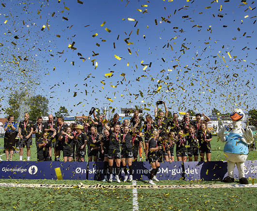 [DK=20230610: Tr nere og spillere fra HB K ge fejrer mesterskabet] [UK=20230610: Coaches and players from HB K ge celebrate the championship]