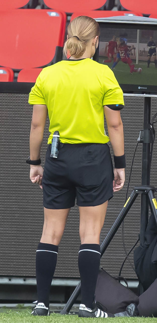 [DK=20230621: Dommer Nanna Andersen kigger p VAR] [UK=20220621: Referee Nanna Andersen checking VAR]
